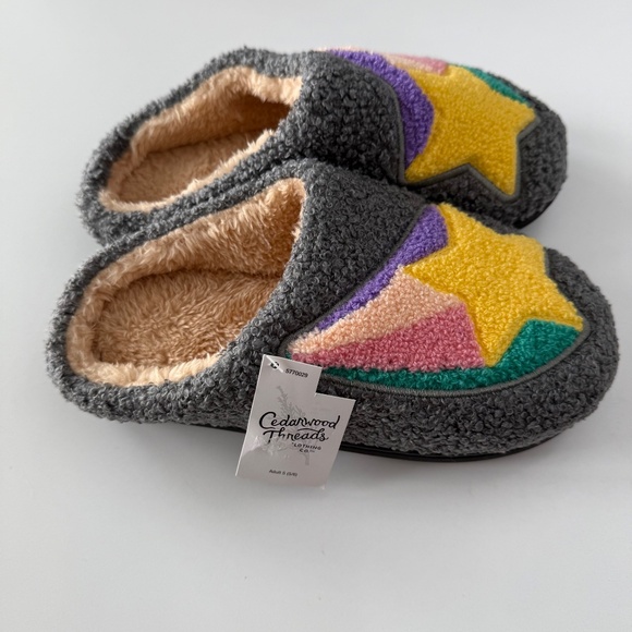 NWT Cedarwood Threads Shooting Star Slippers Size S (5/6) - Picture 1 of 5